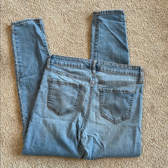 *SOLD* Old Navy Women's Light Blue Jeans, Size 8 - Picture 3 of 5
